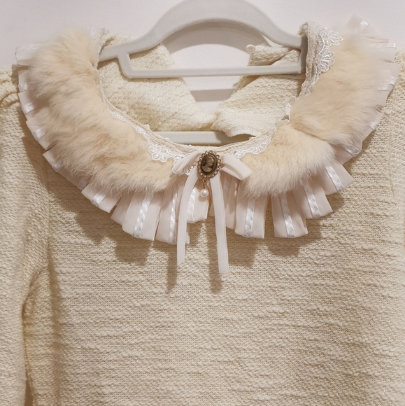 🌸 Gold Thread Sweater 🌸 - Picture 3 of 4